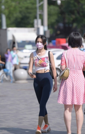 街拍气质的紧身瑜伽裤美女
