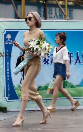 高挑的捧花美妇-10P