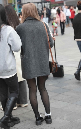 街拍黑丝妹子