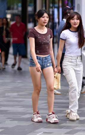 牛仔热裤小美女