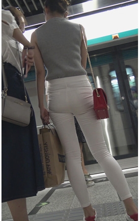 白裤紧身美女