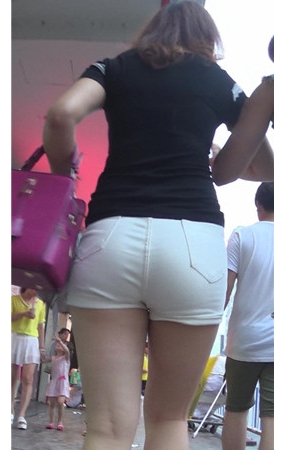 黑衣白热裤妹子