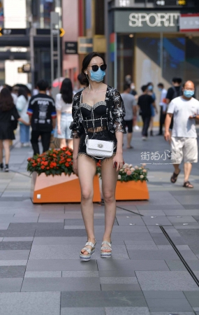 搭讪美腿墨镜女