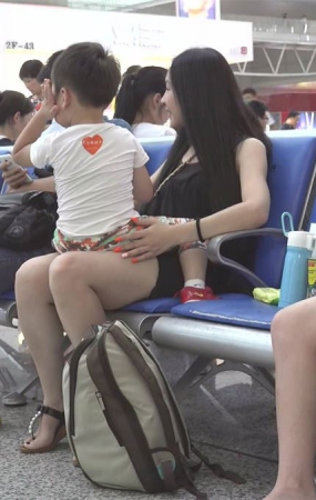 车站候车室里面的 长腿美妇的叠趾艳足
