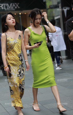 人群中养眼的长裙