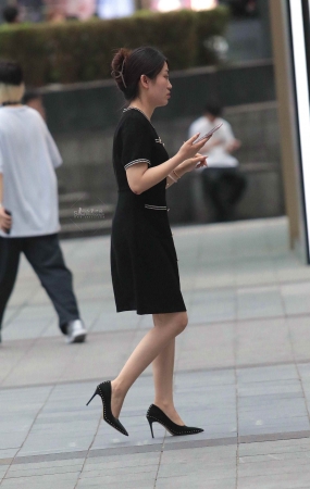 高跟街拍少妇