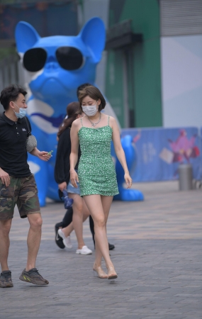 吊带裙小姐姐