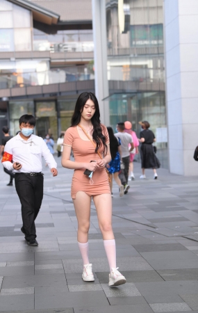 粉色包臀裙，笔直大长腿女生