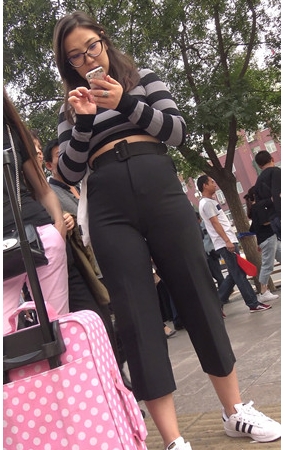 紧身黑裤小姐姐