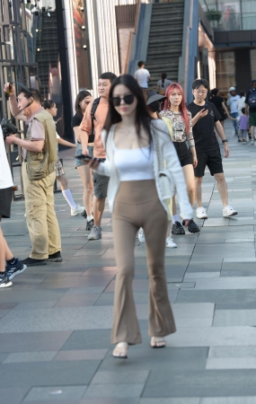 喜欢看穿紧身裤的小姐姐～凹凸有致