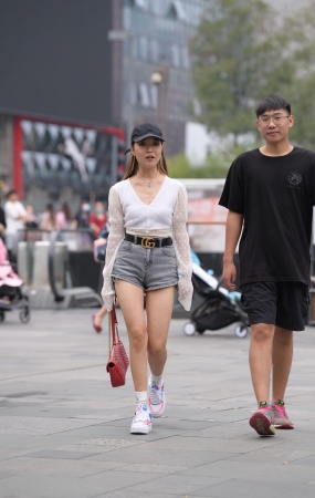 戴着鸭舌帽的小妹