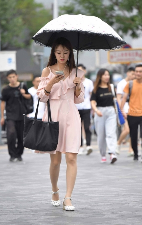 撑伞的吊带粉色裙美眉