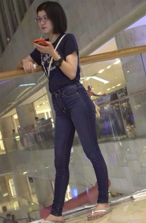 极品紧身蓝色牛仔裤街拍人字拖美女姐姐