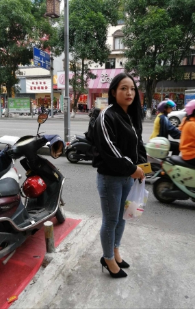 冒死拍到极品紧身牛仔美臀黑高跟人妻被发现