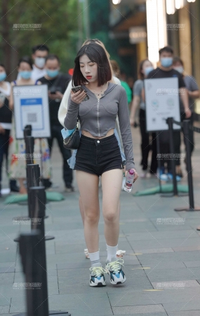 热裤小妹