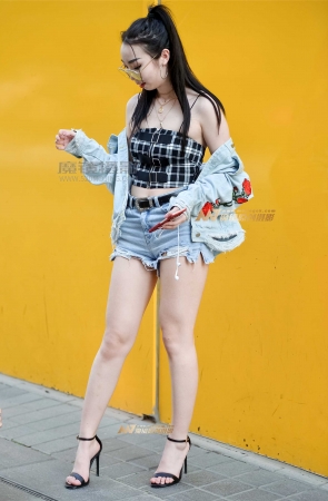 左手倒影赛帖：靓胸性感美女