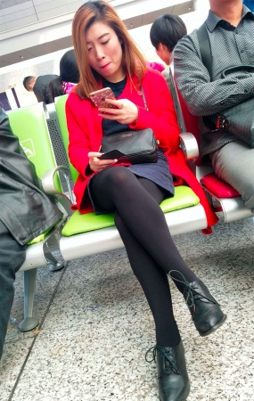 红衣黑丝候车女