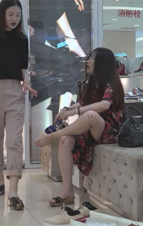雪白度一流的少妇，在熟女衬托下更显娇嫩
