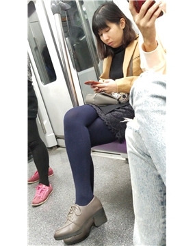 4k-地铁上的极品黑丝美腿性感美女