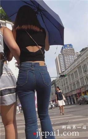 街拍性感的紧身牛仔裤宽臀美眉 [533 MB]