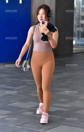 聊天紧身裤美女
