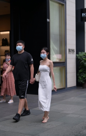 性感白色吊带裙