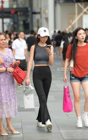 街拍黑色长裤甜美小姐姐