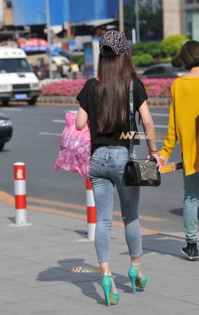 紧身牛仔  展示圆润美臀