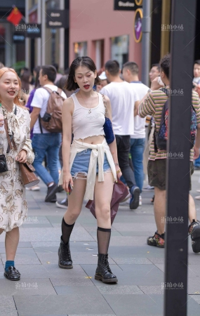 热裤美女