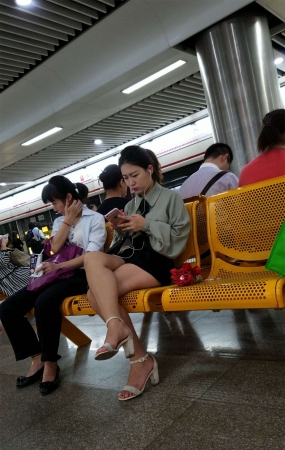 认真看手机的黑热裤
