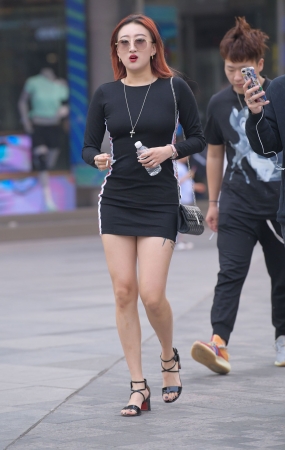 连体包臀裙妹子