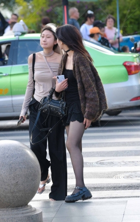 23425-11=40√黑丝女孩 11P