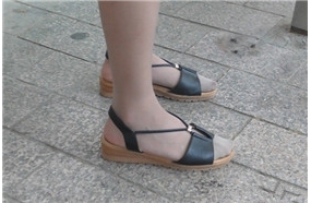 4k超清，公交站拍摄原味丝足凉鞋美女