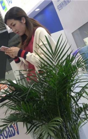 4k-红色连衣裙裸足凉高跟天生丽质街拍美女
