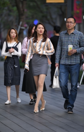 白色高眼肉丝超短裙