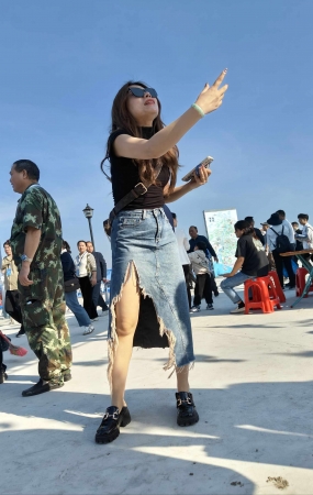 气质牛仔开叉裙露后脚跟