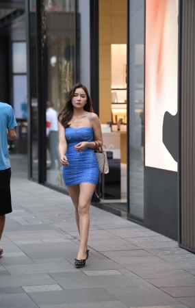 吊带包臀裙，肉丝美腿美女