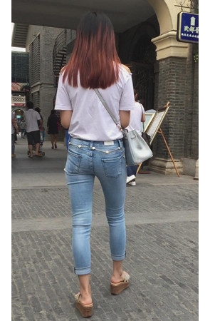 牛仔紧身漂亮的小妹