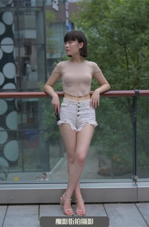 热裤高跟，美腿小姐姐