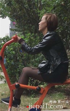 偶遇健身器材上的黑丝美腿皮衣短发女孩
