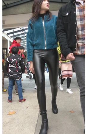 漂亮的黑色紧身皮裤美女《一》