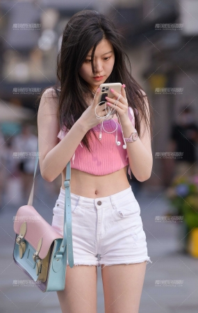这种热裤女生，看见就令人疼惜
