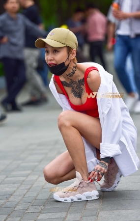 个性纹身潮女