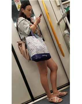 4k视频，地铁车厢街拍美腿热裤小姑娘