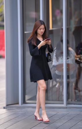 黑短裙凉拖美女-12P