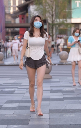 丰满的热裤大白腿美女