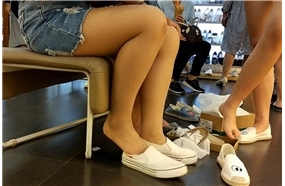 鞋店试鞋的丝袜牛仔包臀裙小美女