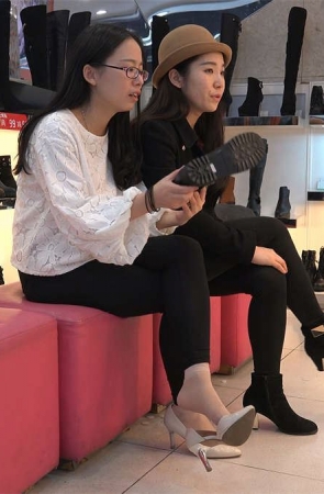 白色高跟短肉丝姑娘