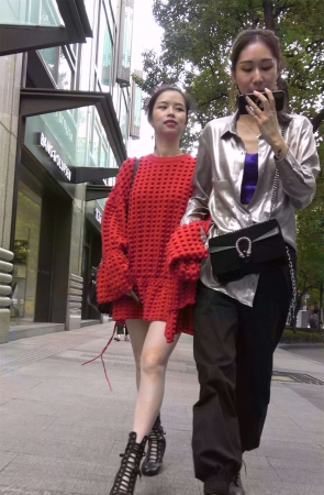 红衣美腿美女