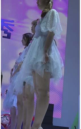 白裙美腿小姐姐